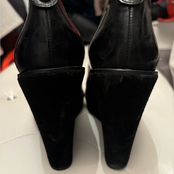 Michael Kors Women's
Dalia Wedge Peep Toe Platform shoe. Size 8. - Picture 3 of 6